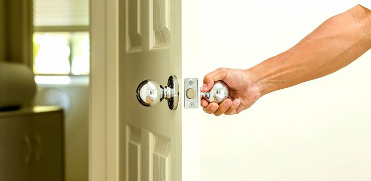 4 Ways to Impress a Hiring Manager Before You Even Walk in the Door