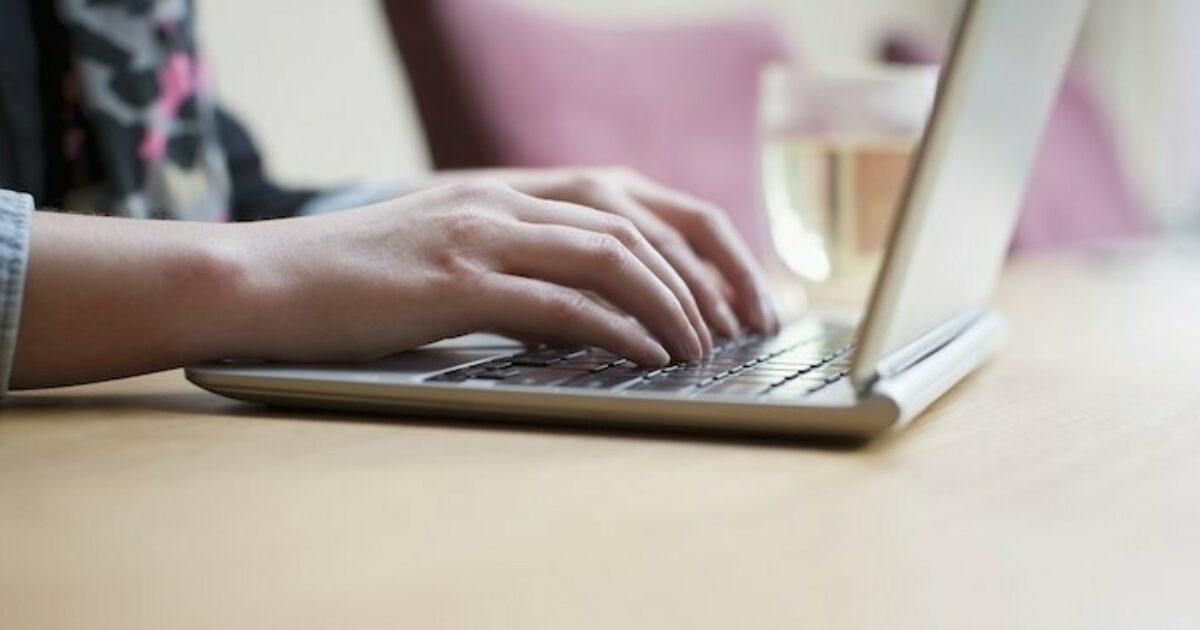 Собеседование. Человек на собеседовании. Interview writing. Человек с резюме. Interview writing.