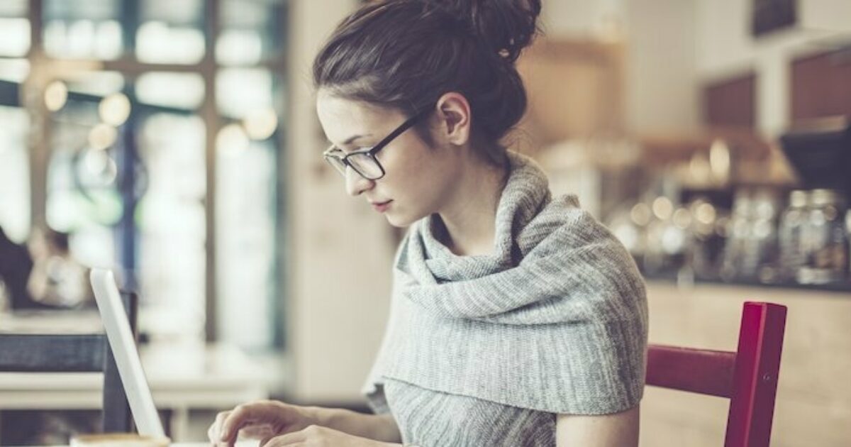 Пауза в разговоре. Пауза в отношениях. Пауза в отношениях психология. Романтика улыбка девушки. Нужен перерыв в отношениях.